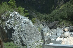 山间嶙峋怪石景观