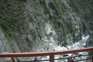 俯瞰山间峡谷壮丽景致