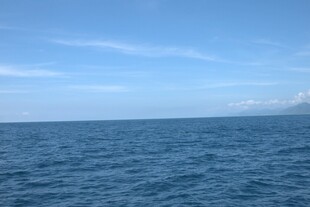 广阔蔚蓝大海与晴朗天空