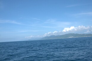 广阔海洋与天边白云景观