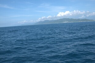 广阔蔚蓝大海与远处山峦