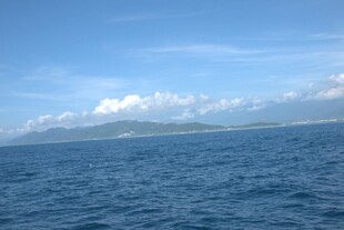海上风光 远处山峦与蓝天