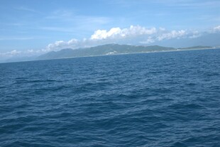 广阔海面与远处岛屿景观