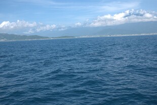 广阔海面与远处山峦