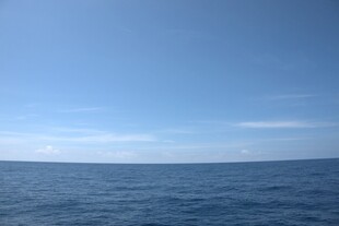 广阔蔚蓝海洋与晴朗天空