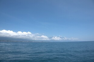 碧海蓝天间的辽阔海景