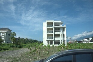 郊外在建多层白色建筑