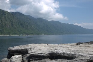 湖畔山景 自然宁静之美