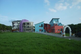 多彩建筑立于翠绿草地