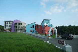 多彩建筑旁的清新景观