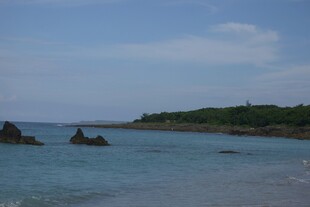 海边风光 蓝色海水与礁石
