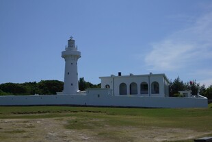 白色建筑与高塔景观