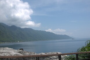 海边山峦美景