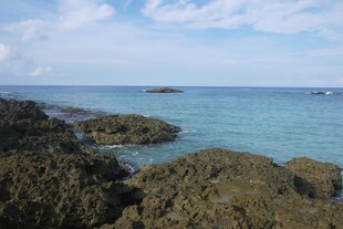 海边礁石与碧蓝海水景观