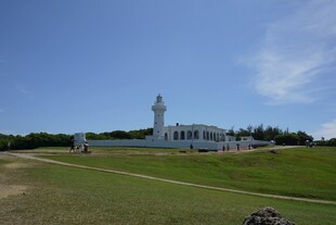 海边白色灯塔与开阔草地
