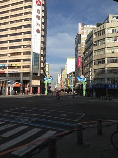 城市街头的繁华景象