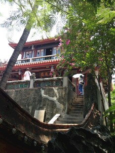 山林间的中式建筑与步道