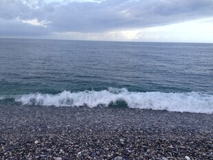 海边砾石滩 海浪翻涌
