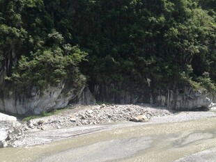 山间河流与岸边碎石景象