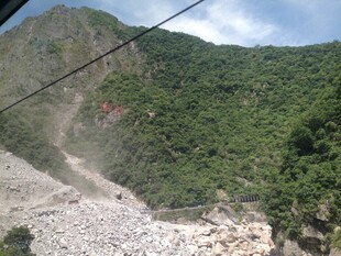 山间碎石场景