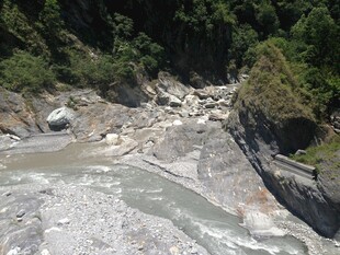 山间湍急溪流与嶙峋怪石