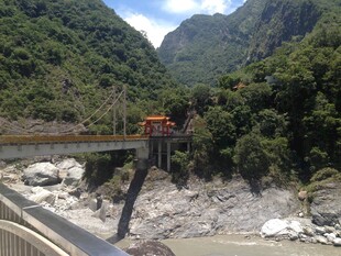 山间桥梁横跨湍急河谷