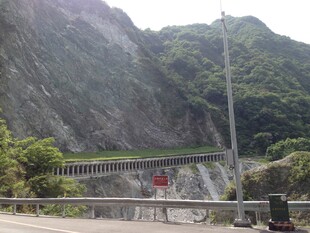 山间公路旁的工程场景