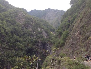 山间徒步美景