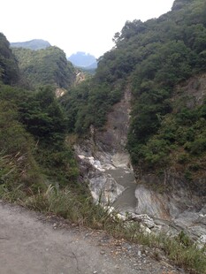 山间蜿蜒溪流与崎岖小径