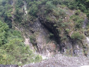 山间陡峭岩壁与繁茂植被