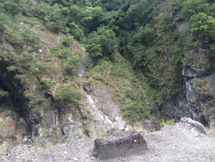山间峡谷景观