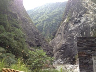 山间峡谷景色