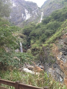 山间瀑布美景