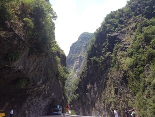 山间公路旁的秀丽峡谷