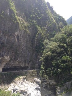 山间河谷风光