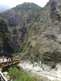山间峡谷栈道风景