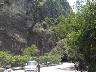 山间公路上行驶的车辆