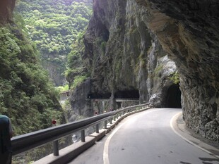 山间惊险的隧道公路