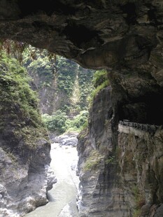 峡谷洞穴间的自然美景