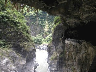 峡谷溪流间的自然美景