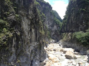 峡谷溪流景观