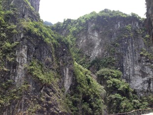 峻峭山峦覆绿植