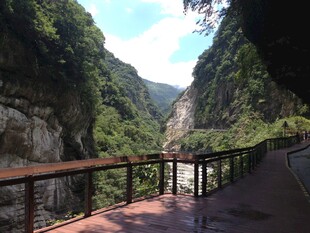 山间栈道赏秀丽峡谷风光