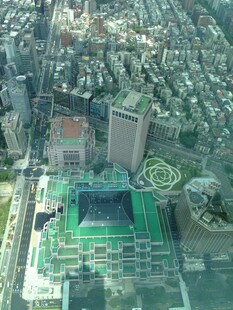 城市中的大型绿色体育场