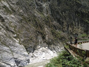 山间峡谷景色