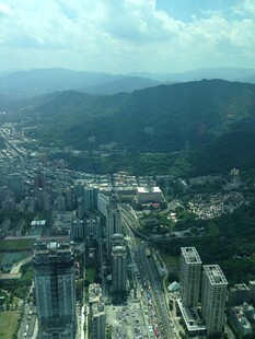 俯瞰城市与远山景观