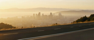 晨雾中的公路美景