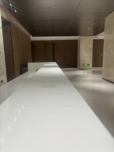 宽敞空旷的室内空间场景