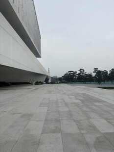 现代建筑前的开阔广场