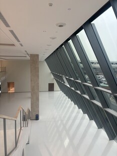 现代风格宽敞室内玻璃长廊